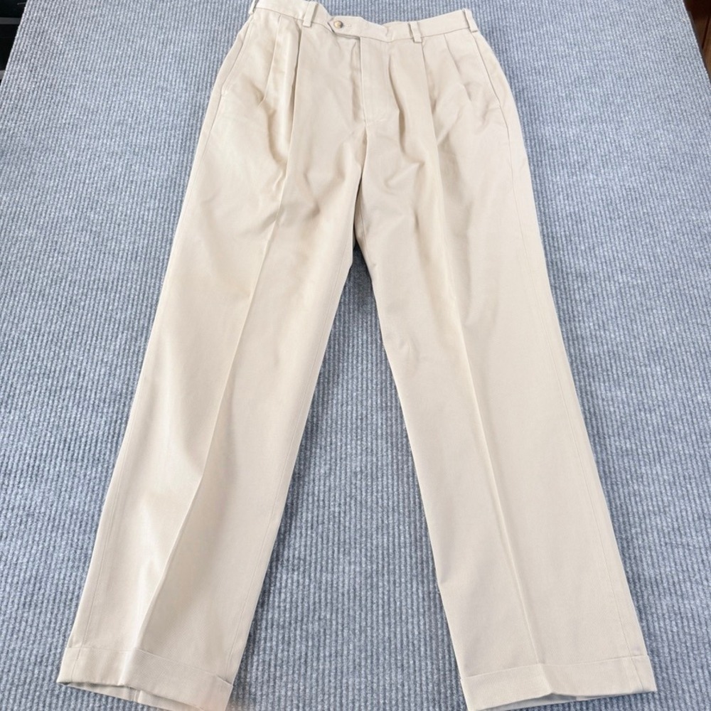 Jos A Bank Traveler Collection Khaki Pleated Twill Dress Pants Mens 33x33 NWT